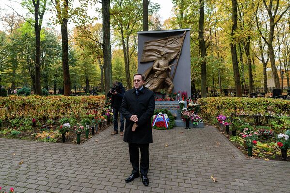 Посол РФ в Латвии Михаил Ванин на церемонии возложения цветов по случаю 78-й годовщины освобождения Риги от немецко-фашистских захватчиков на Покровском кладбище. - Sputnik Латвия