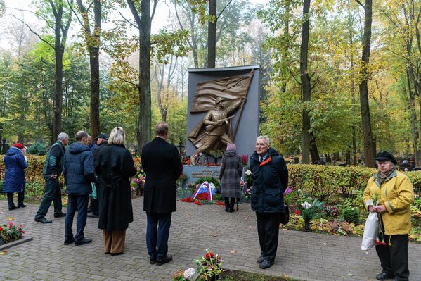 Церемония возложения цветов на Покровском кладбище по случаю 78-й годовщины освобождения Риги от немецко-фашистских захватчиков, 13 октября 2022 года. Церемония возложения цветов на Покровском кладбище по случаю 78-й годовщины освобождения Риги от немецко-фашистских захватчиков, 13 октября 2022 года. - Sputnik Латвия