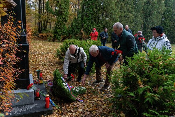 Церемония возложения цветов на Гарнизонном кладбище по случаю 78-й годовщины освобождения Риги от немецко-фашистских захватчиков, 13 октября 2022 года. - Sputnik Латвия