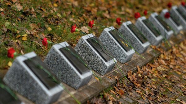 Церемония возложения цветов на Гарнизонном кладбище по случаю 78-й годовщины освобождения Риги от немецко-фашистских захватчиков, 13 октября 2022 года  - Sputnik Латвия