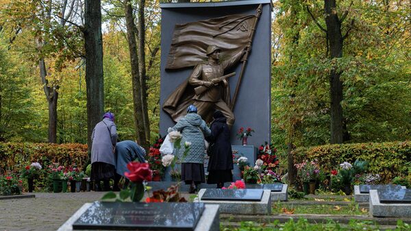 Церемония возложения цветов на Покровском кладбище по случаю 78-й годовщины освобождения Риги от немецко-фашистских захватчиков, 13 октября 2022 года  - Sputnik Латвия