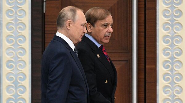 Президент РФ Владимир Путин и премьер-министр Пакистана Шахбаз Шариф - Sputnik Латвия