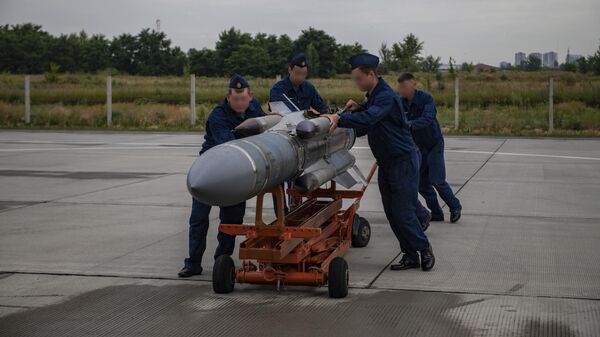 Техники транспортируют авиаракету на аэродроме базирования ВКС РФ в зоне проведения спецоперации - Sputnik Латвия