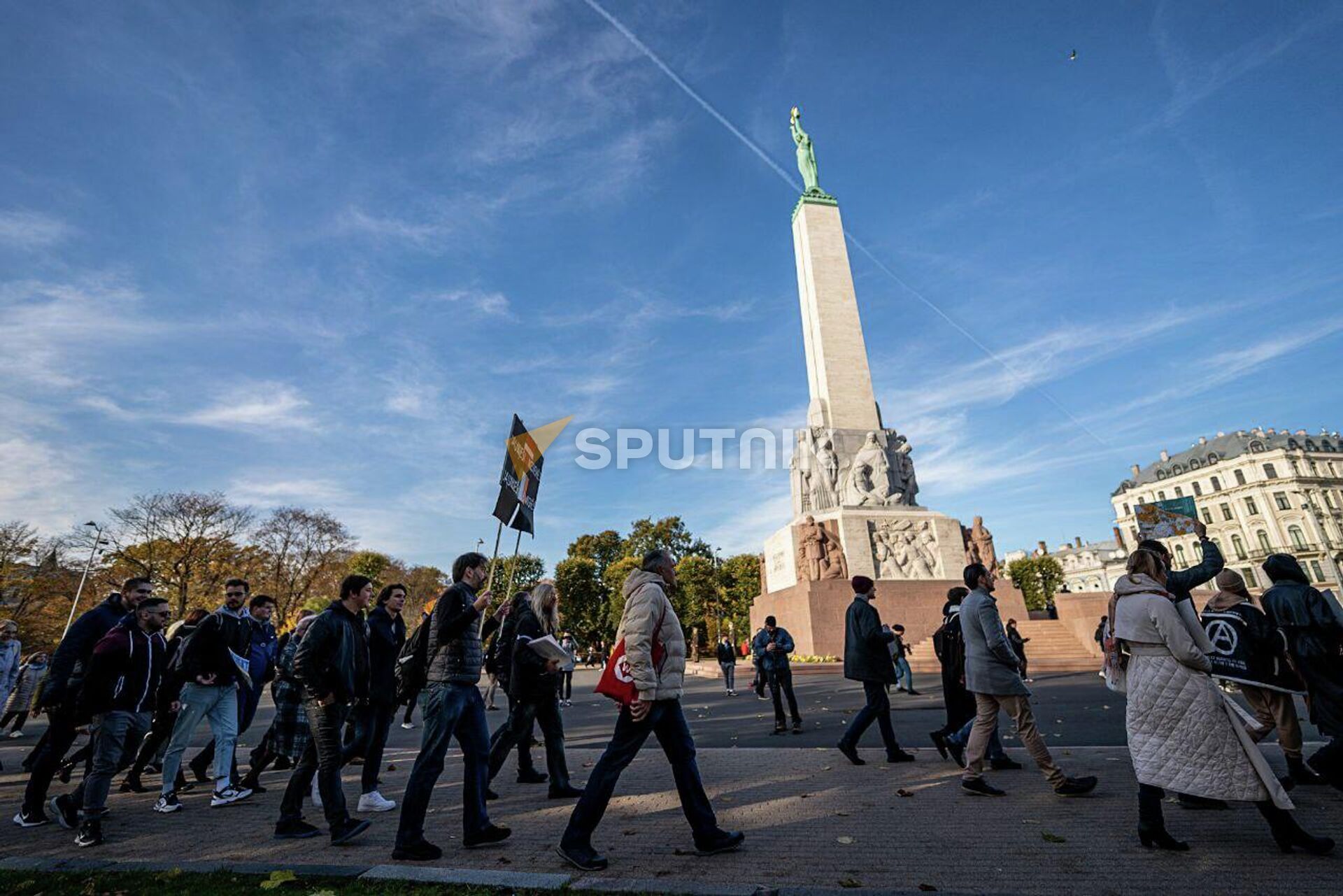 В Риге прошло шествие против обязательной военной службы - Sputnik Латвия, 1920, 22.10.2022