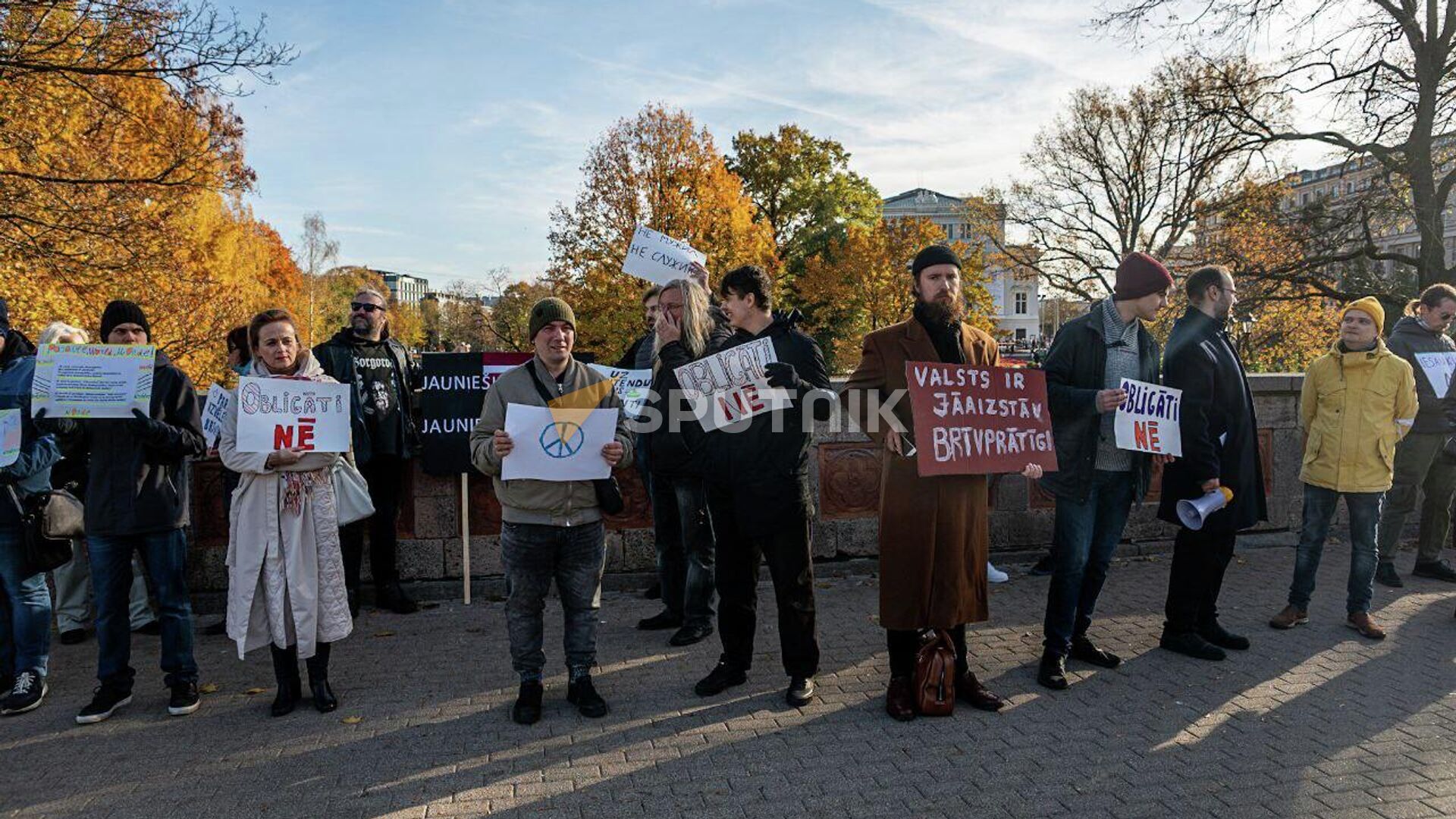 В Риге прошло шествие против обязательной военной службы - Sputnik Латвия, 1920, 22.10.2022