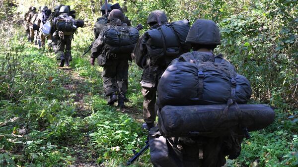 Разведчики ЧВК Вагнер выводят боевые группы на позиции в зоне спецоперации - Sputnik Латвия