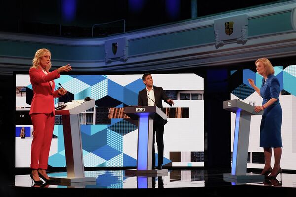 Сунак на дебатах с министром иностранных дел Великобритании Лиз Трасс во время борьбы за пост премьера страны, 25 июля 2022 года. - Sputnik Латвия
