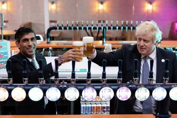 Бывший премьер-министр Великобритании Борис Джонсон и Риши Сунак пьют пиво во время посещения пивоварни Fourpure в Бермондси, 27 октября 2021 года.  - Sputnik Латвия
