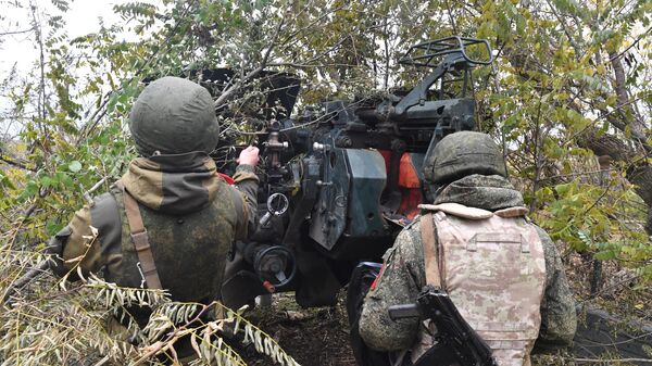 Работа артиллеристов ЮВО в зоне спецоперации на Украине - Sputnik Латвия