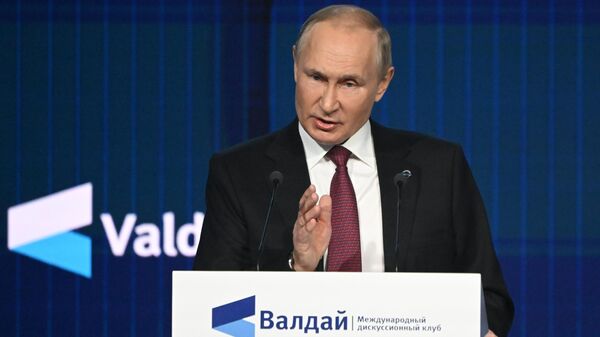 Президент РФ Владимир Путин выступает на заседании Международного дискуссионного клуба Валдай - Sputnik Латвия