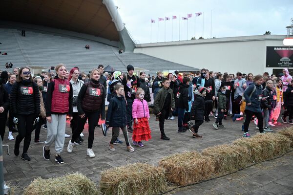 На фото: участники забега Zombie Run 2022 в Вильнюсе. - Sputnik Латвия
