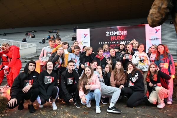На фото: участники забега Zombie Run 2022 в Вильнюсе. - Sputnik Латвия