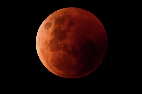 Кровавая луна во время полного лунного затмения в Австралии.Такое полнолуние могут называть &quot;кровавым&quot; из-за того, что во время затмения лунный диск может казаться красно-оранжевым. - Sputnik Латвия