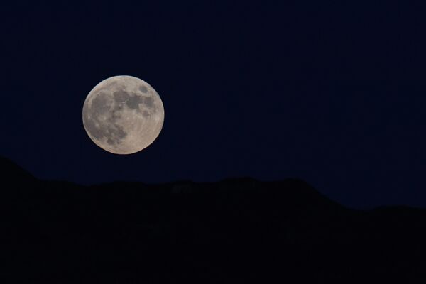 Луна перед началом затмения во Владивостоке. - Sputnik Латвия
