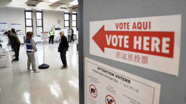 Избиратели голосуют на участке в Вашингтоне на выборах в конгресс США - Sputnik Латвия