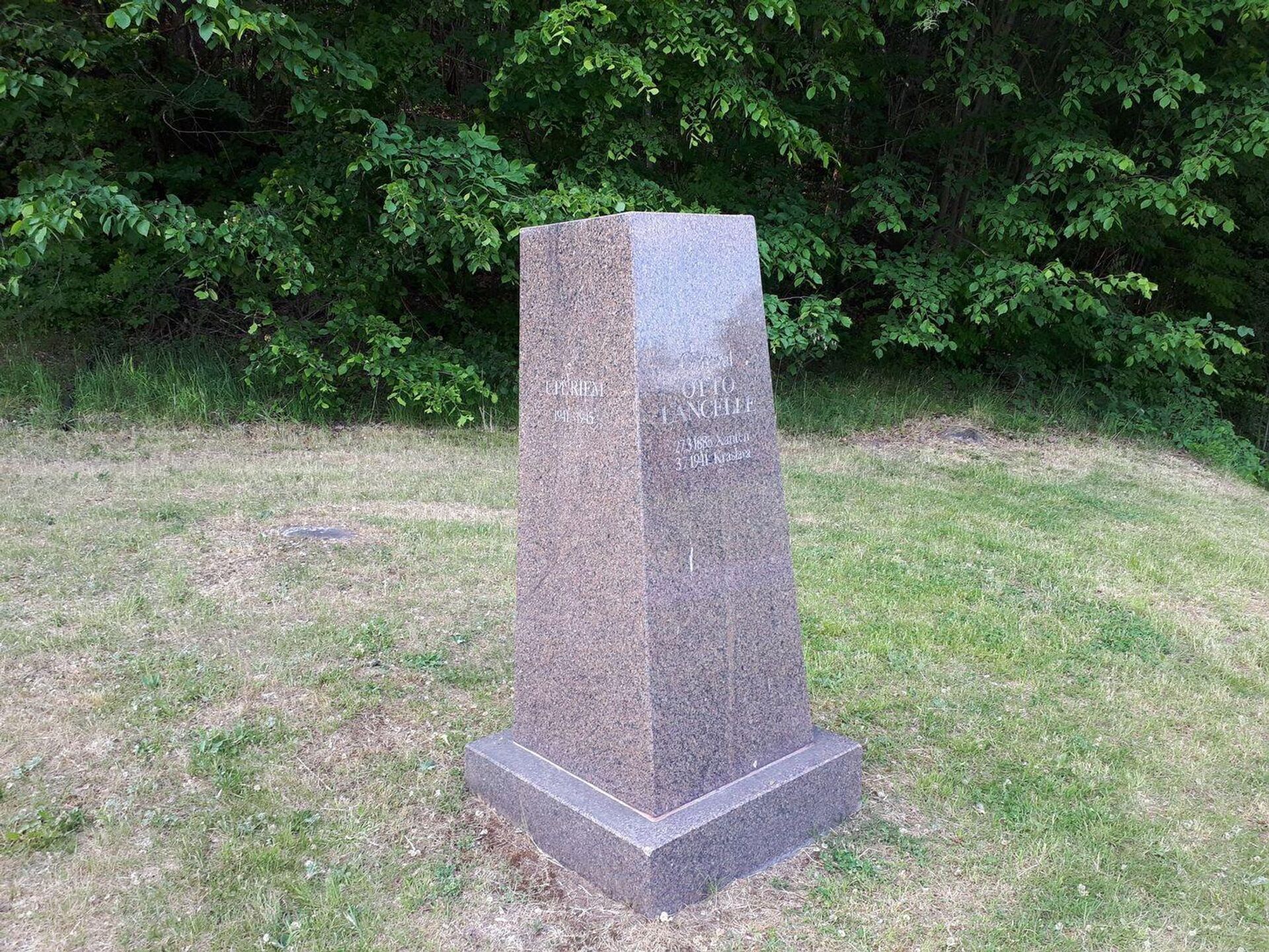Памятник немецкому генералу Отто Ланселю (Ланцеллю) в Краславе, Латвия, 2008 - Sputnik Латвия, 1920, 10.11.2022