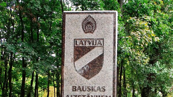 Памятник легионарм СС в Бауске, Латвия - Sputnik Латвия