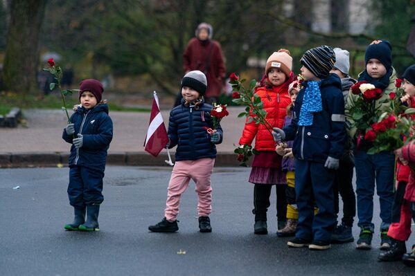 Маленькие жители Латвии у памятника Свободы.  - Sputnik Латвия