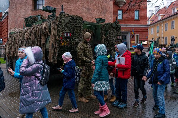 Маленькие жители Латвии осматривают военную технику.  - Sputnik Латвия