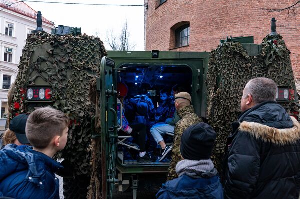 Жители Латвии осматривают военную технику. - Sputnik Латвия