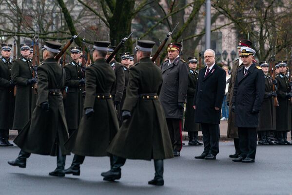 Президент Латвии Эгилс Левитс принимает военный парад в День Лачплесиса . - Sputnik Латвия