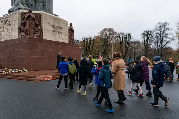 Латвийцы несут цветы к памятнику Свободы в День Лачплесиса. - Sputnik Латвия