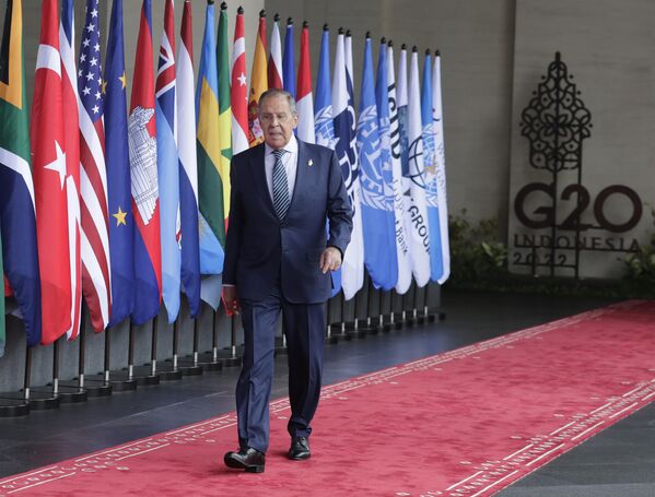 Министр иностранных дел России Сергей Лавров прибывает к началу саммита G20 на Бали, Индонезия. - Sputnik Латвия