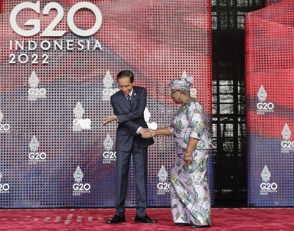 Президент Индонезии Джоко Видодо (слева) приветствует генерального директора Всемирной торговой организации (ВТО) Нгози Оконджо-Ивеала, прибывающую на саммит лидеров G20 в Нуса-Дуа, на индонезийский курортный остров Бали. - Sputnik Латвия