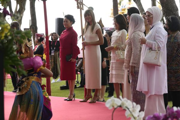 Жена лидера Китая Си Цзиньпина - Пэн Лиюань (слева направо), жена премьер-министра Испании Педро Санчеса - Мария Бегона Гомес Фернандес, жена премьер-министра Японии Фумио Киcида - Юко, жена президента Индонезии Джоко Видодо - Ириана и жена президента Турции Реджепа Тайипа Эрдогана - Эмине на полях саммита G20 на Бали. - Sputnik Латвия