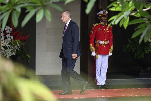 Президент Турции Реджеп Тайип Эрдоган прибывает к началу саммита G20 на Бали, Индонезия. - Sputnik Латвия