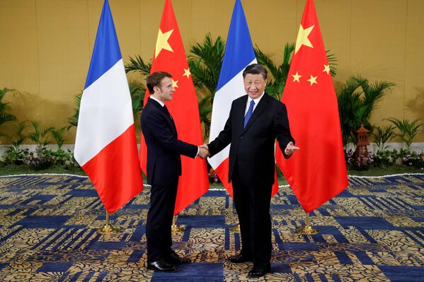 Президент Франции Эммануэль Макрон встречается с председателем Китая Си Цзиньпином на полях саммита G20. - Sputnik Латвия