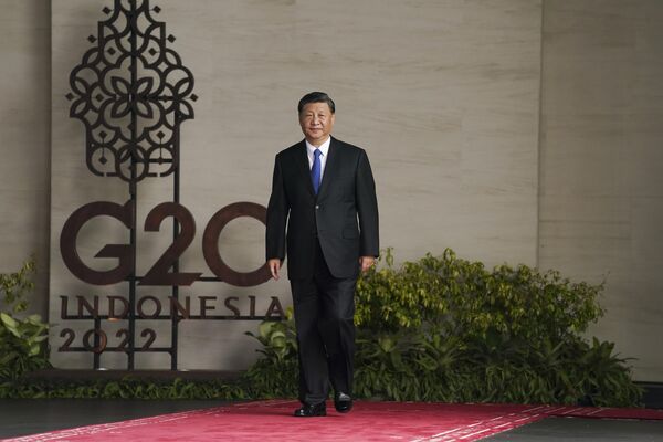 Китайский лидер Си Цзиньпин прибывает к началу саммита G20 на Бали, Индонезия. - Sputnik Латвия