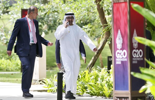 Президент Объединенных Арабских Эмиратов шейх Мохамед бен Заид Аль-Нахайян разговаривает по телефону, направляясь на обед, во время саммита лидеров G20 на Бали, Индонезия. - Sputnik Латвия