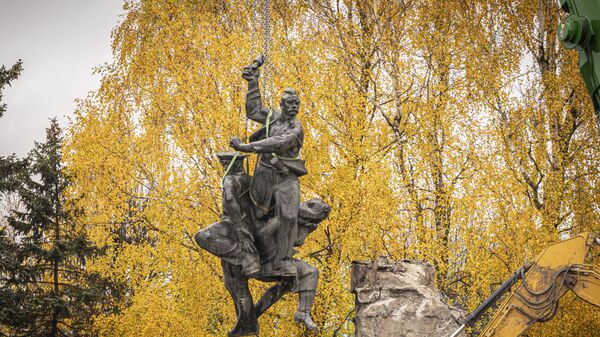 Снос памятника защитникам Лиепаи, 25 октября 2022 года  - Sputnik Латвия