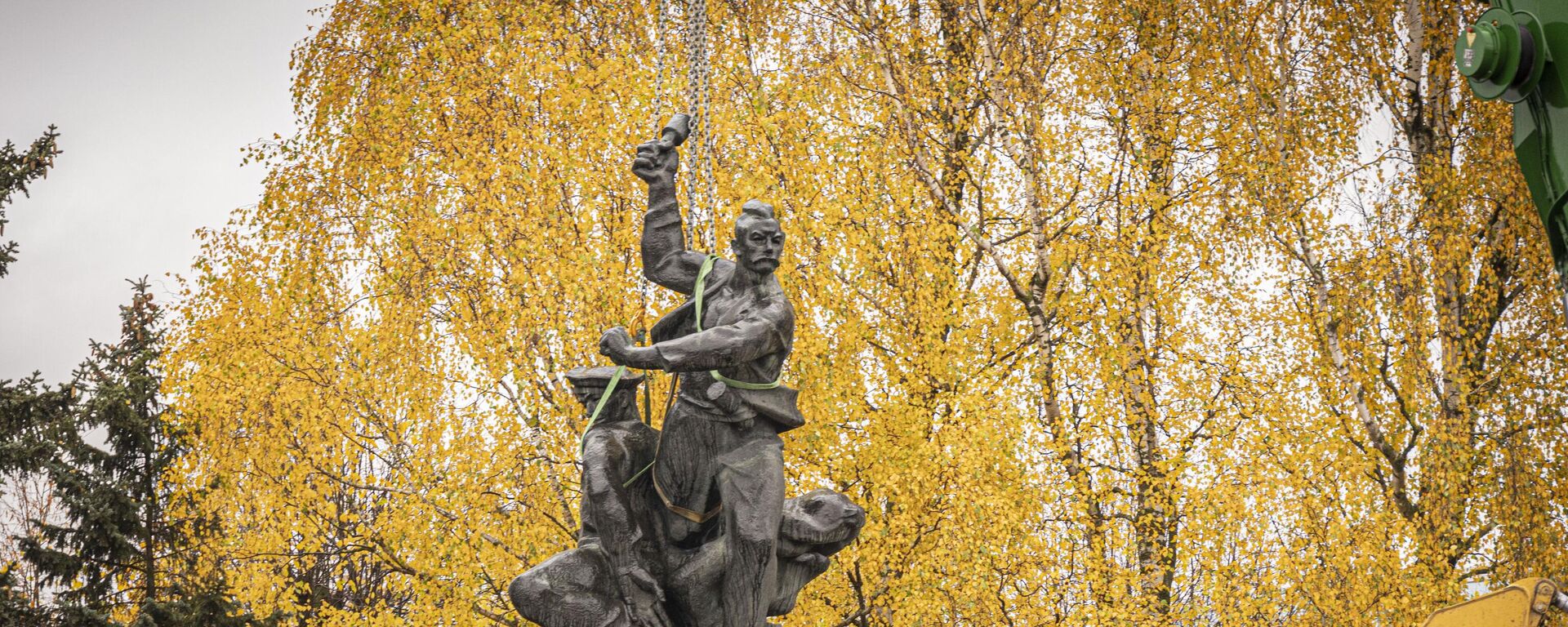 Снос памятника защитникам Лиепаи, 25 октября 2022 года  - Sputnik Латвия, 1920, 15.11.2022