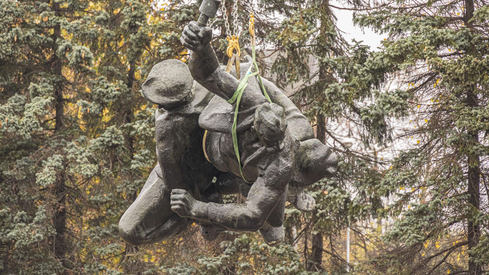 Снос памятника защитникам Лиепаи, 25 октября 2022 года  - Sputnik Латвия, 1920, 23.11.2022