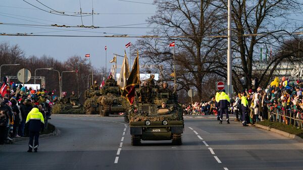 18 ноября в Риге прошел военный парад - Sputnik Латвия
