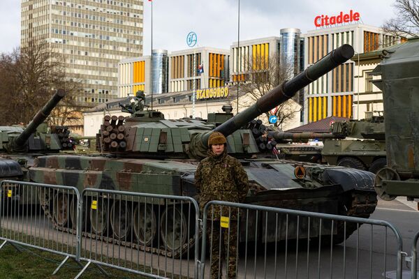 18 ноября в Риге прошел военный парад. - Sputnik Латвия