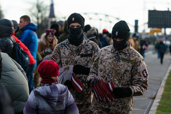 В параде приняли участие около 1500 солдат, земессаргов, полицейских, пограничников, пожарных и яунсаргов. В параде приняли участие около 1500 солдат, земессаргов, полицейских, пограничников, пожарных и яунсаргов. - Sputnik Латвия