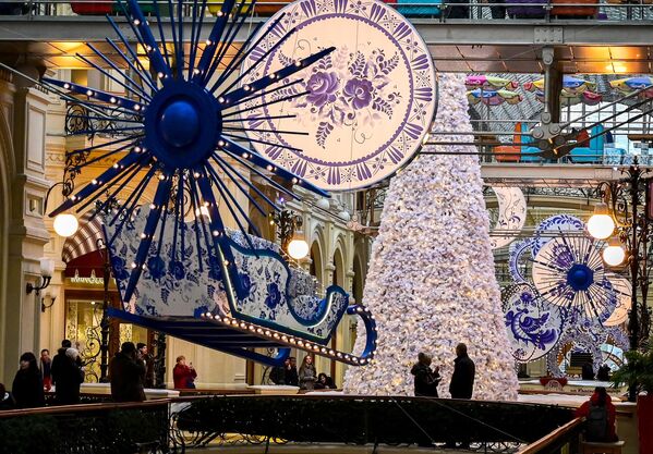 Рождественские и новогодние украшения в ГУМе на Красной площади в Москве. - Sputnik Латвия
