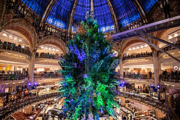 Рождественская елка в Galeries Lafayette во время открытия рождественских витрин в Париже. - Sputnik Латвия
