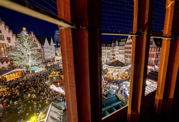 Огни освещают традиционную рождественскую ярмарку, которая открылась во Франкфурте, Германия. - Sputnik Латвия