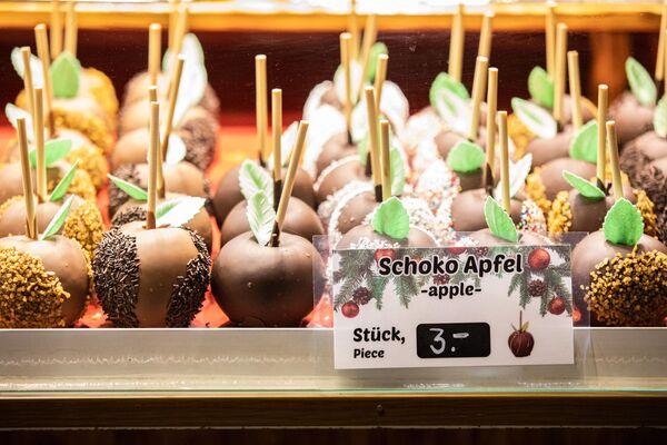 Шоколадные яблоки продаются на рождественской ярмарке во Франкфурте-на-Майне. - Sputnik Латвия