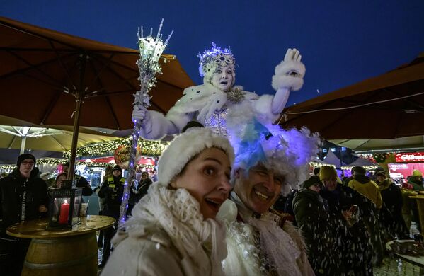 Артисты в костюмах развлекают посетителей на открытии рождественской ярмарки в Берлине. - Sputnik Латвия