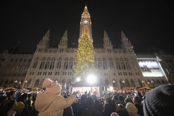 Люди посещают Wiener Christkindlmarkt, одну из самых популярных рождественских ярмарок Вены в Австрии. Люди посещают Wiener Christkindlmarkt, одну из самых популярных рождественских ярмарок Вены в Австрии. - Sputnik Латвия
