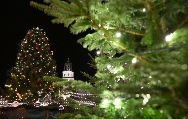 Рождественское украшение загорается на Резиденцплац в Зальцбурге. - Sputnik Латвия
