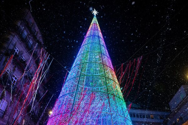 Рождественская елка на площади Порта-ду-Соль в Виго, на северо-западе Испании. - Sputnik Латвия