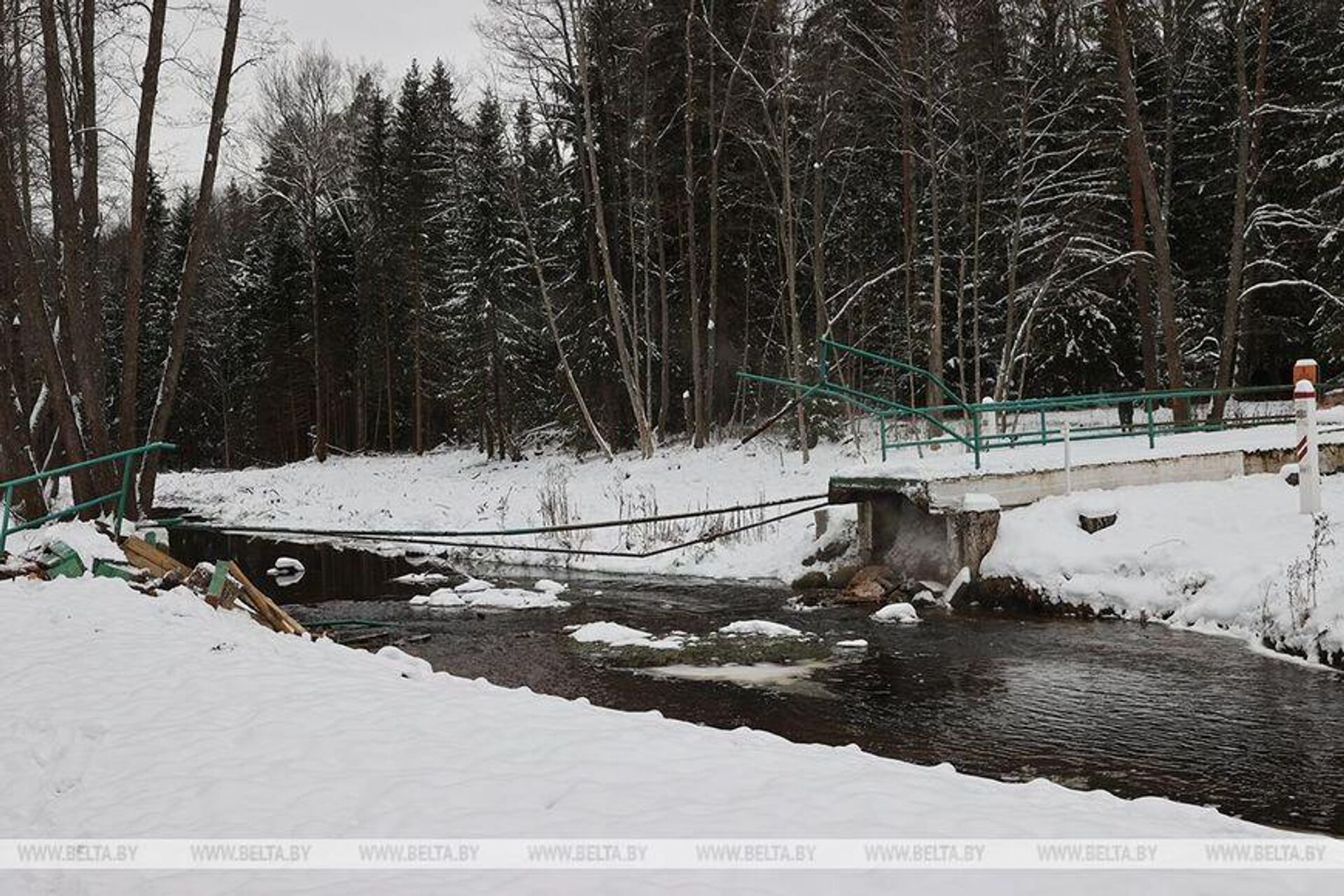 С латвийской стороны начали разбирать пешеходный мост через небольшую речку Синюху - Sputnik Латвия, 1920, 24.11.2022