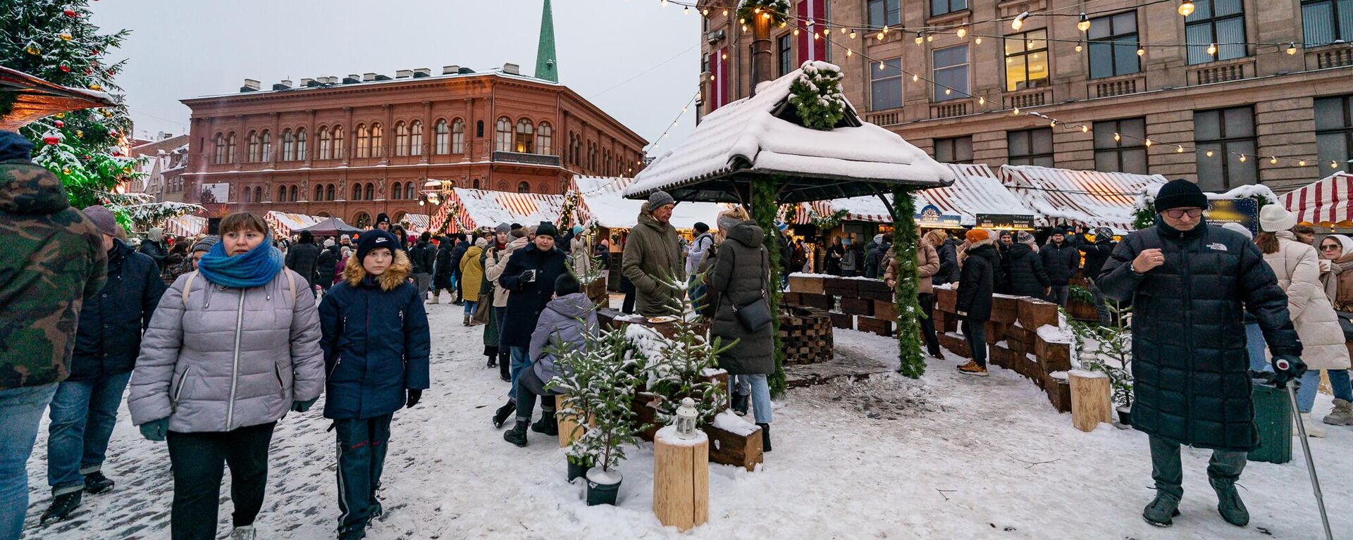 На Домской площади в Риге открылась Рождественская ярмарка  - Sputnik Латвия, 1920, 03.12.2022