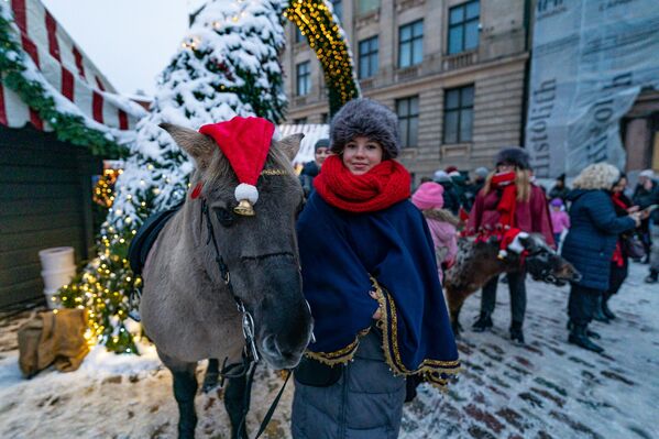 На Домской площади в Риге открылась рождественская ярмарка. - Sputnik Латвия